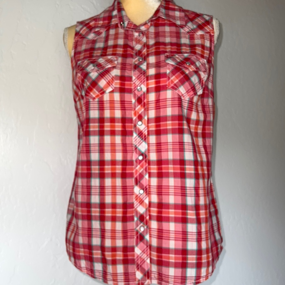 Women’s sleeveless snap front blouse